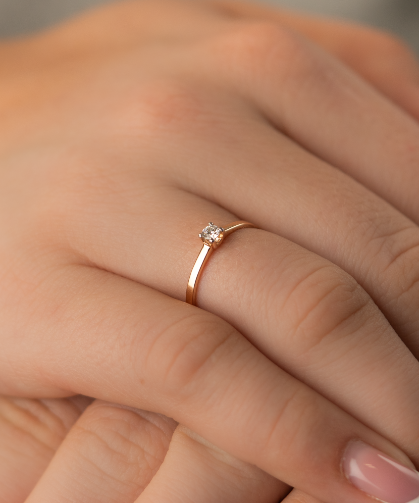 Kultasormus timantilla