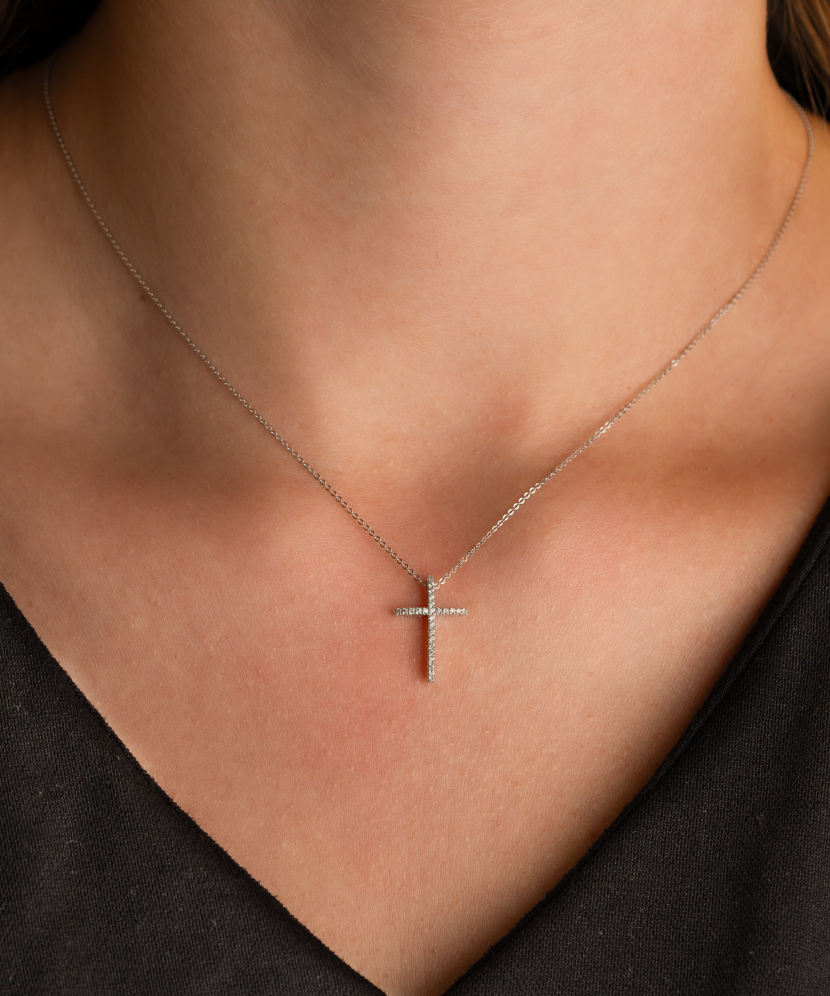 Valkokultaketju timanttiriipuksella