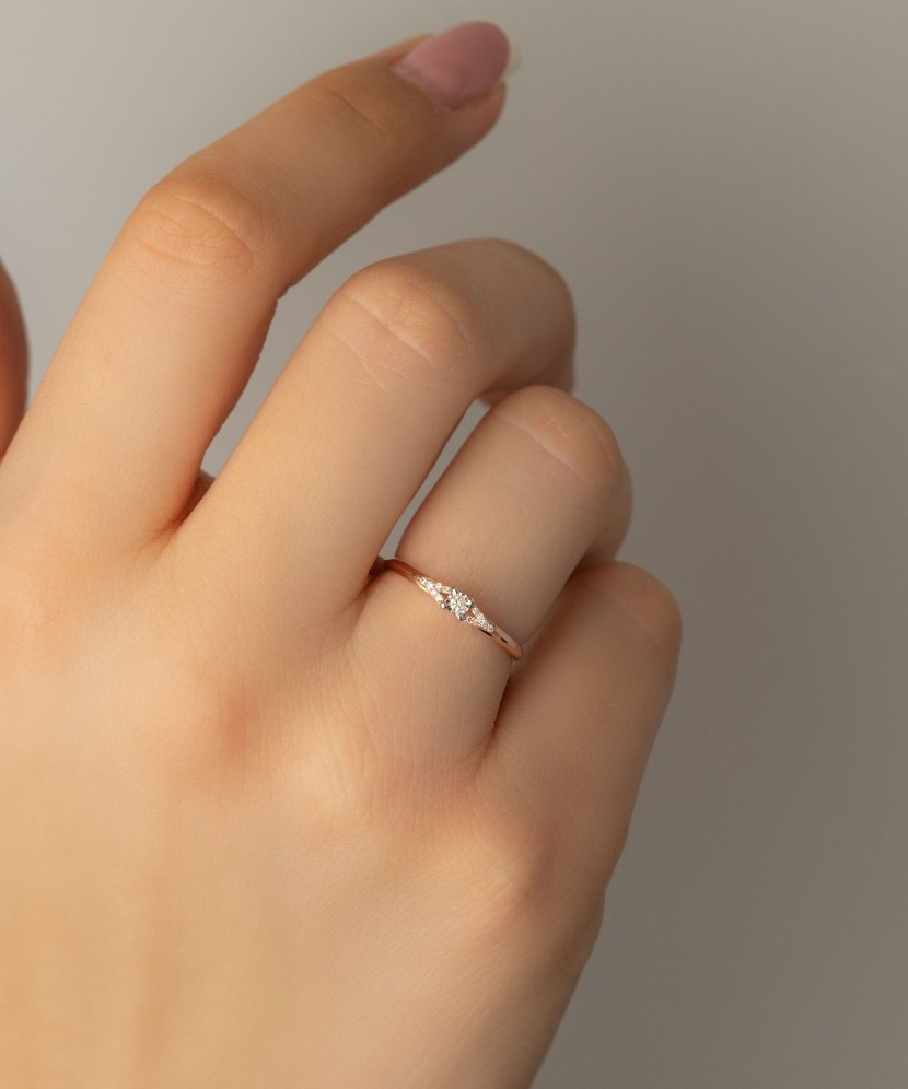 Gold ring with diamonds