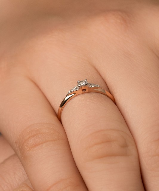 Gold ring with diamonds