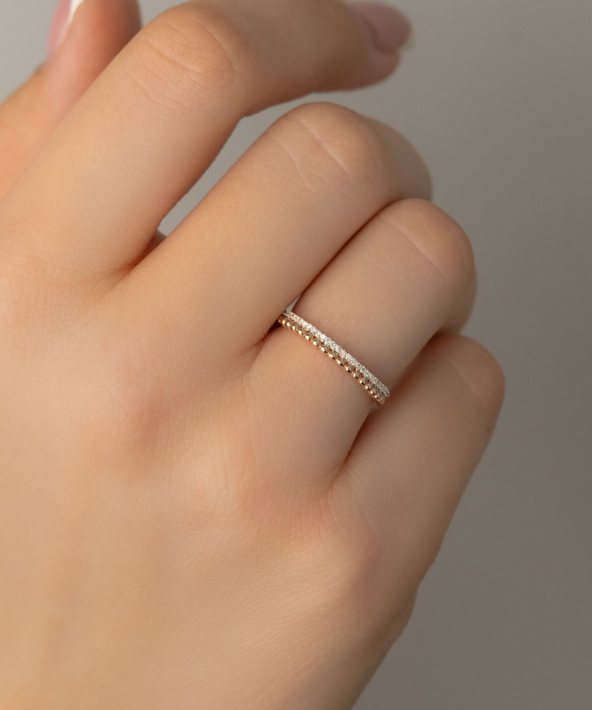 Kultasormus timanteilla