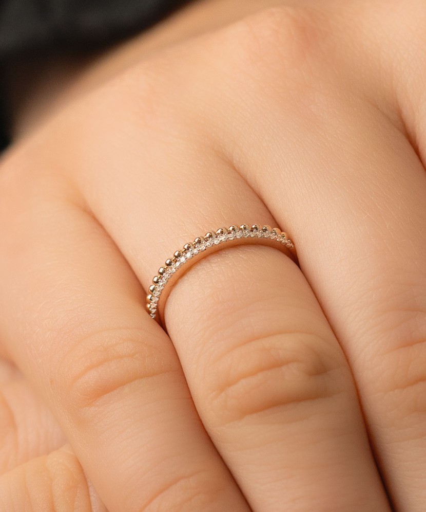 Gold ring with diamonds