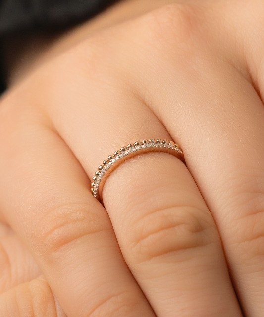 Kultasormus timanteilla