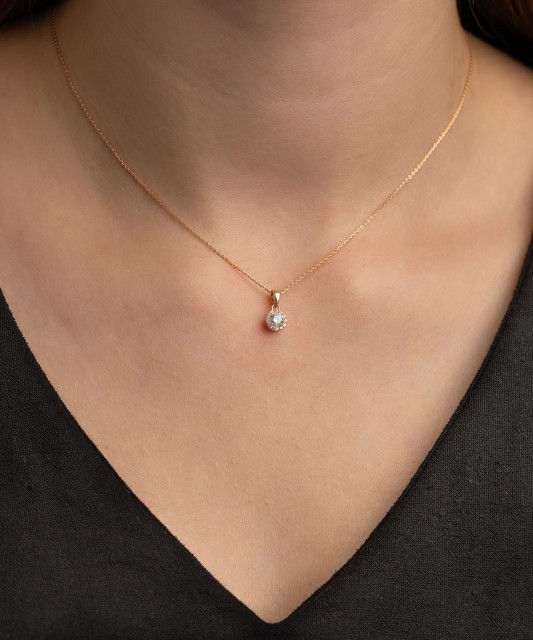 Gold pendant with zircons