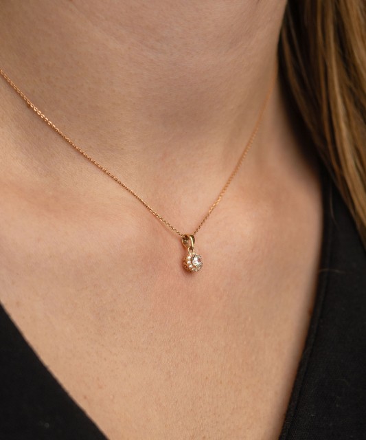 Gold pendant with zircons