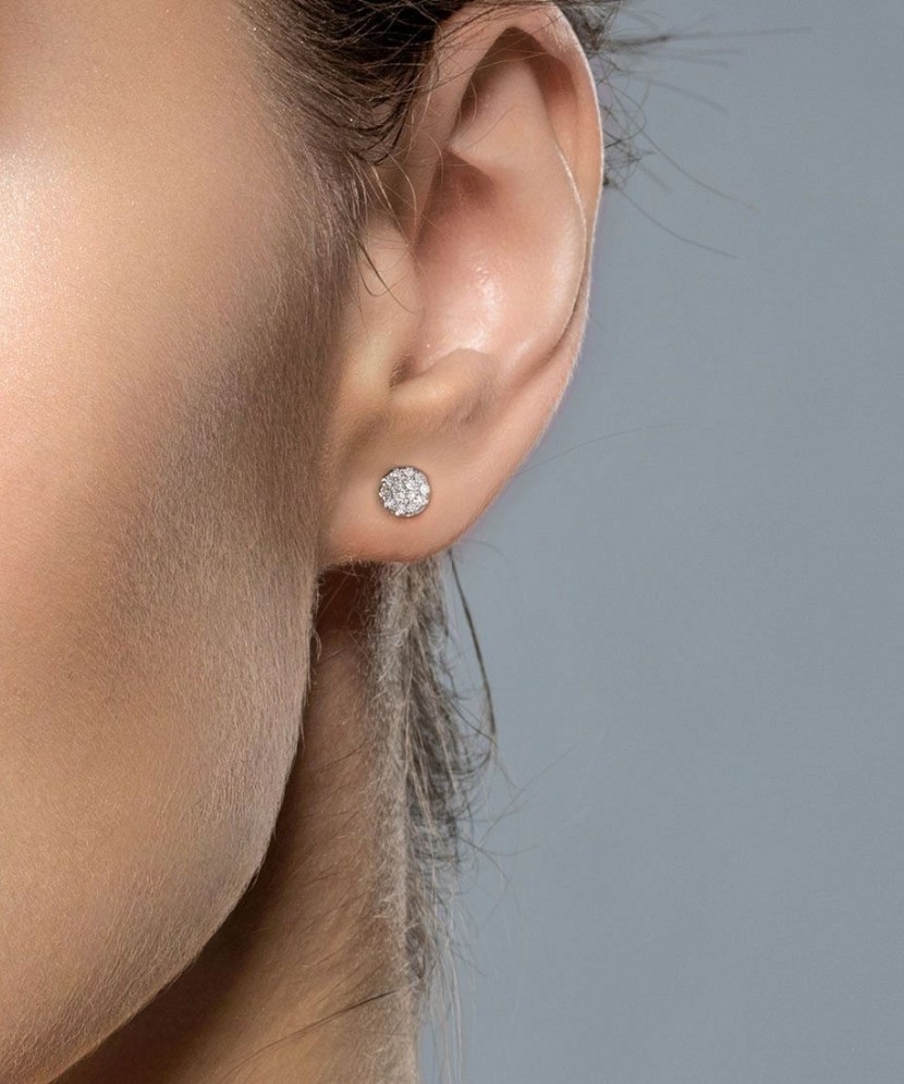 Gold earrings with diamonds