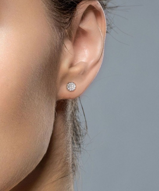 Gold earrings with diamonds