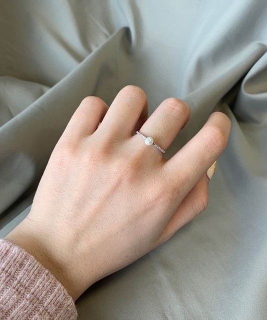 Sterling silver ring with pearl and zircons