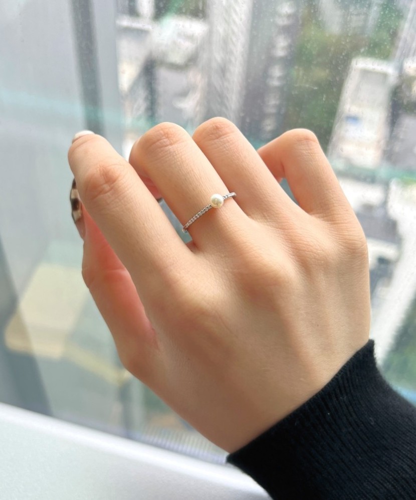 Hopeasormus helmellä ja zirkoneilla