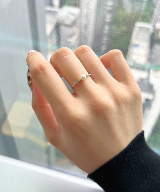 Sterling silver ring with pearl and zircons