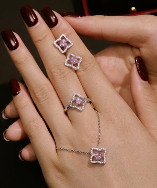 Sterling silver ring with zircons