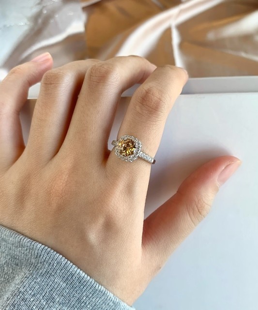 Sterling silver ring with zircons