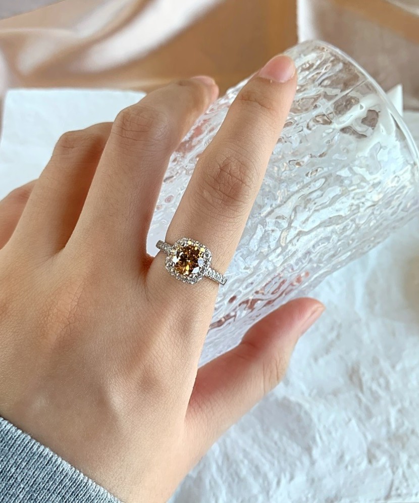 Sterling silver ring with zircons