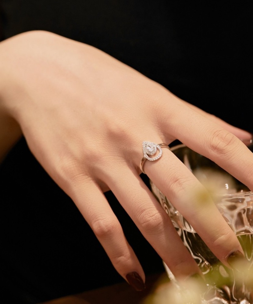 Sterling silver ring with zircons