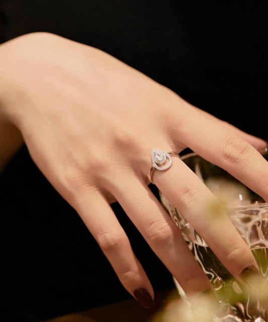 Sterling silver ring with zircons