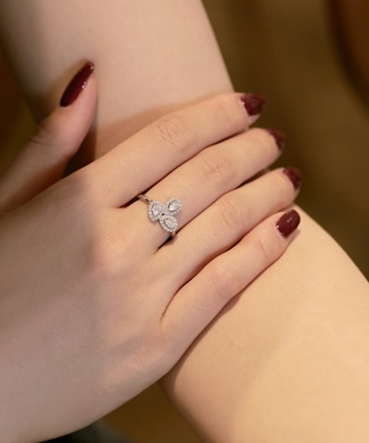 Sterling silver ring with zircons