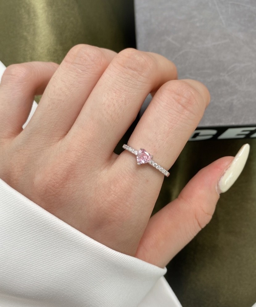 Sterling silver ring with zircons