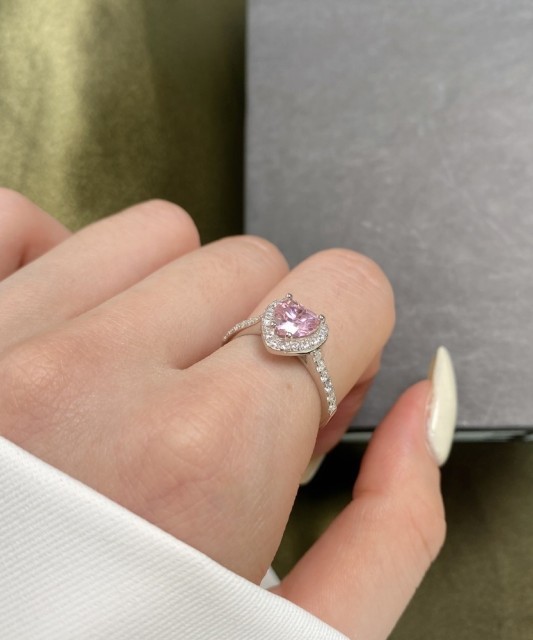 Sterling silver ring with zircons