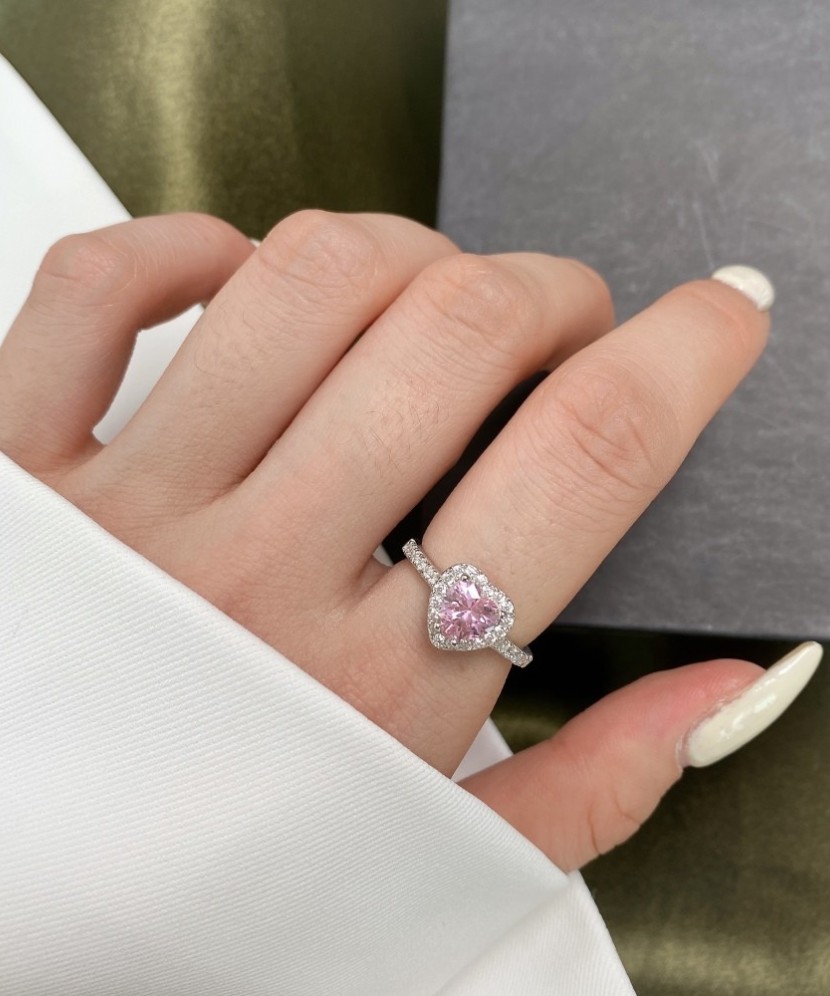 Sterling silver ring with zircons