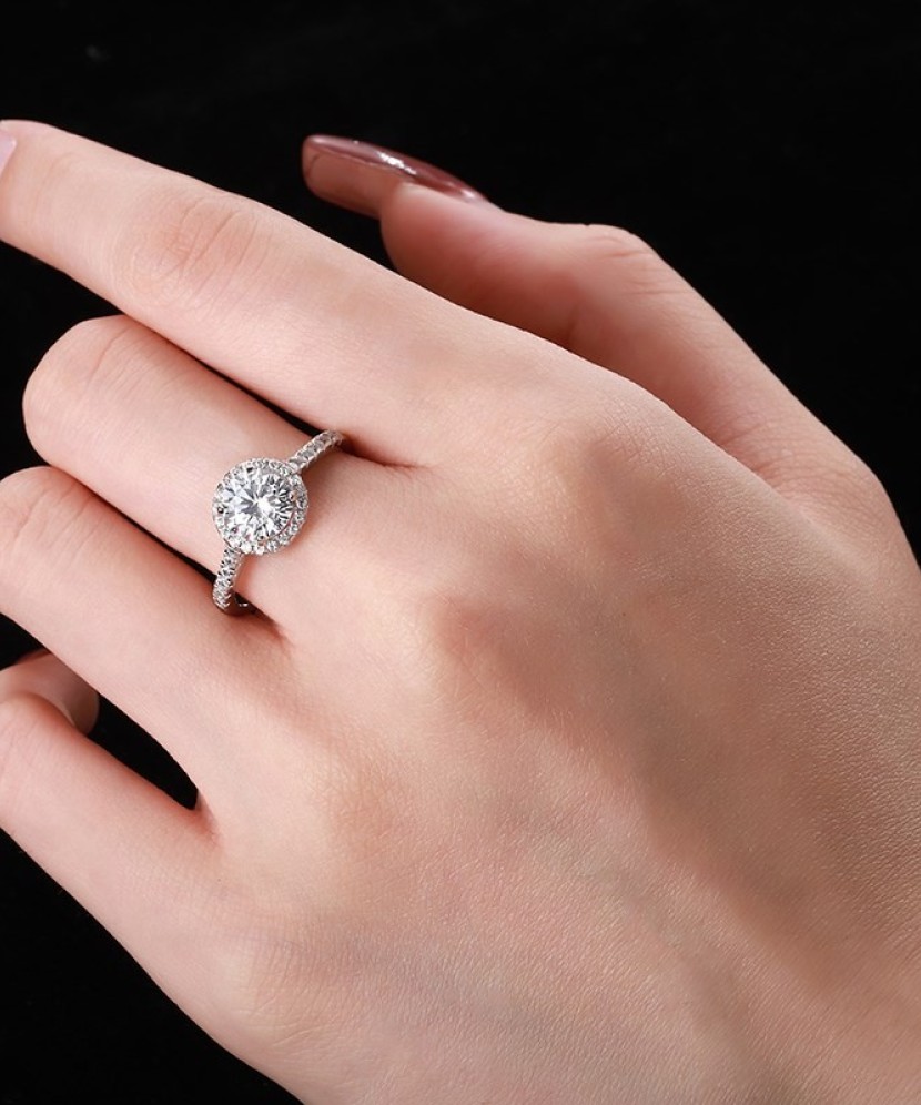 Sterling silver ring with zircons