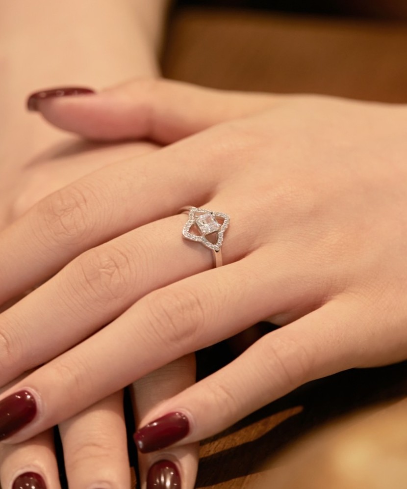 Sterling silver ring with zircons