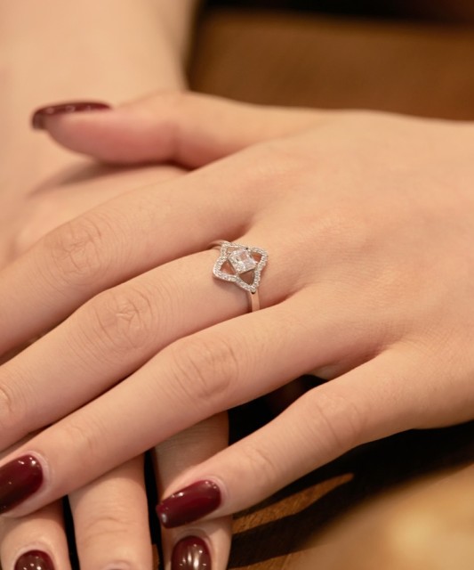 Hopeasormus zirkoneilla