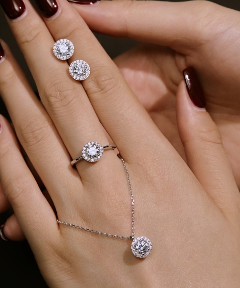 Sterling silver ring with zircons