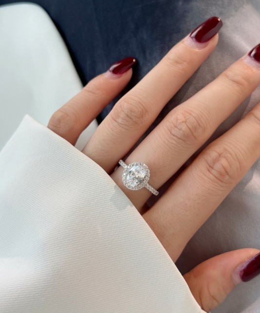 Sterling silver ring with zircons