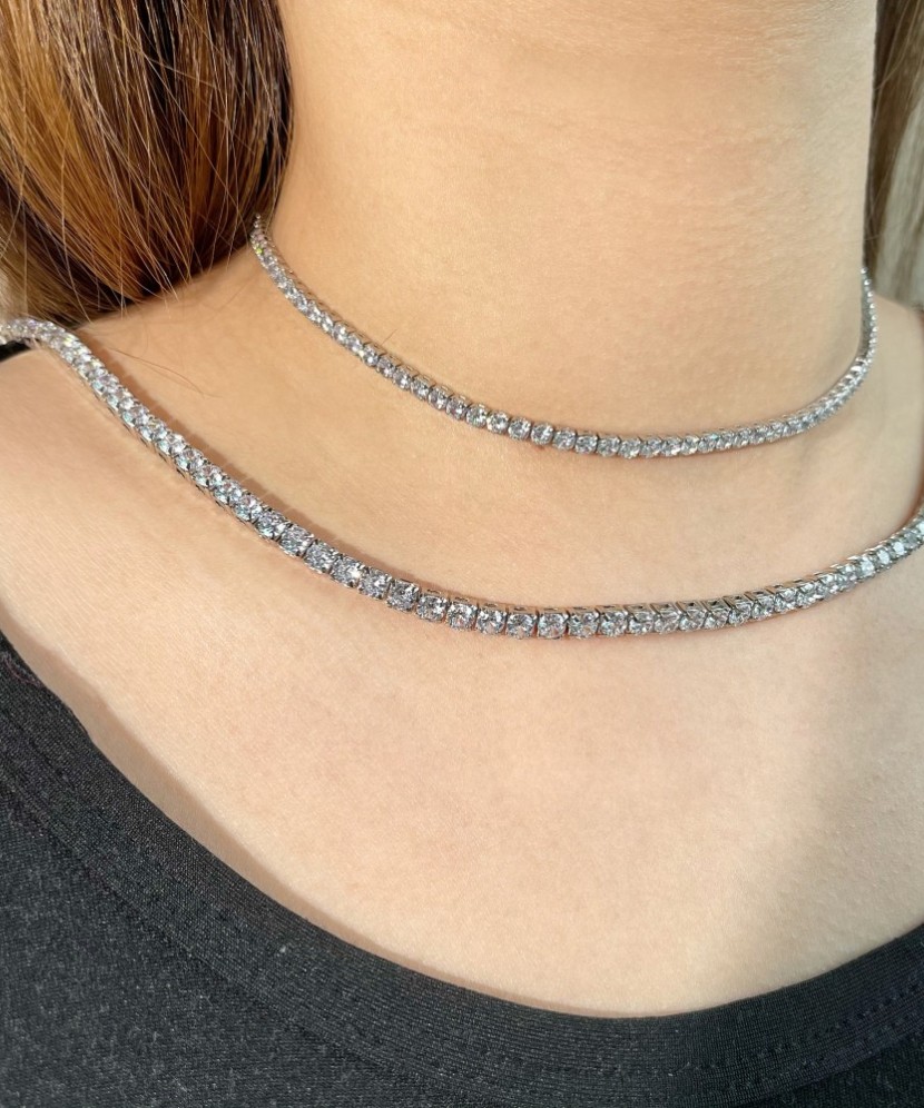 Hopeinen ketju zirkoneilla