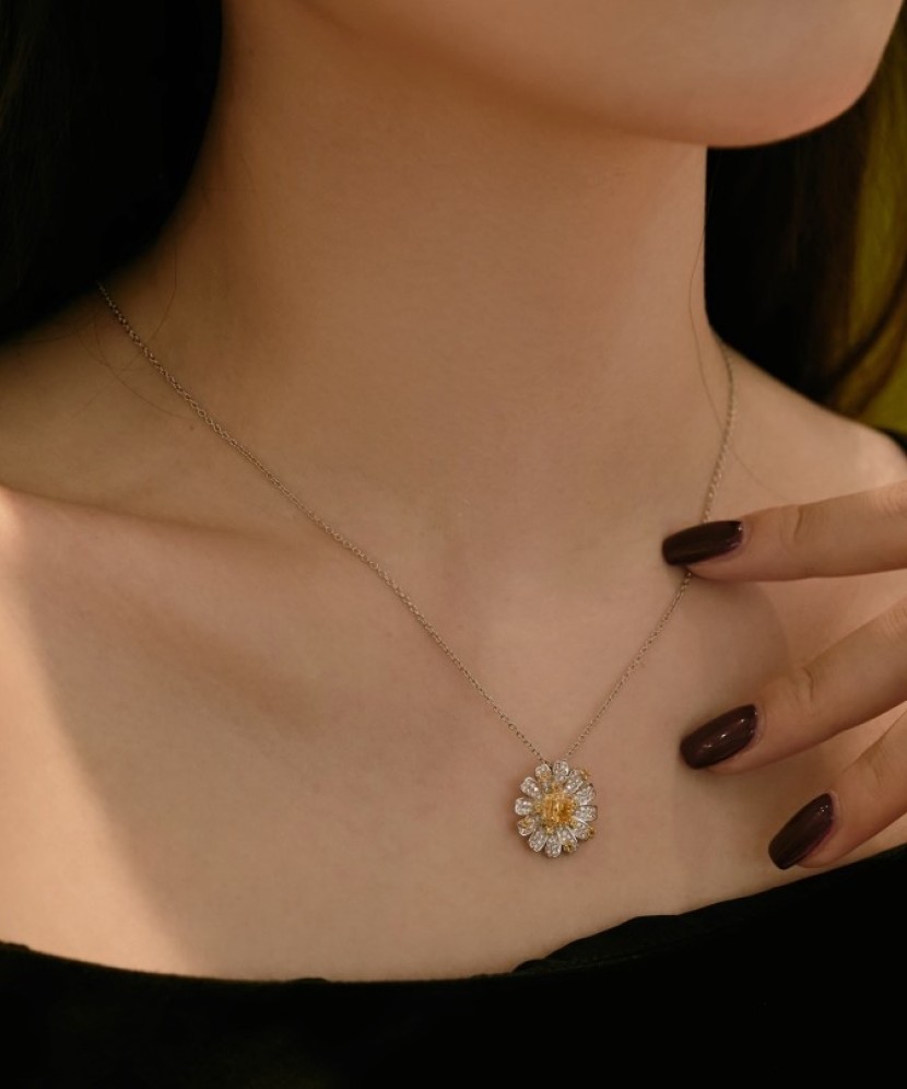 Hopeinen ketju zirkoniriipuksella