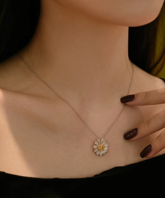 Hopeinen ketju zirkoniriipuksella