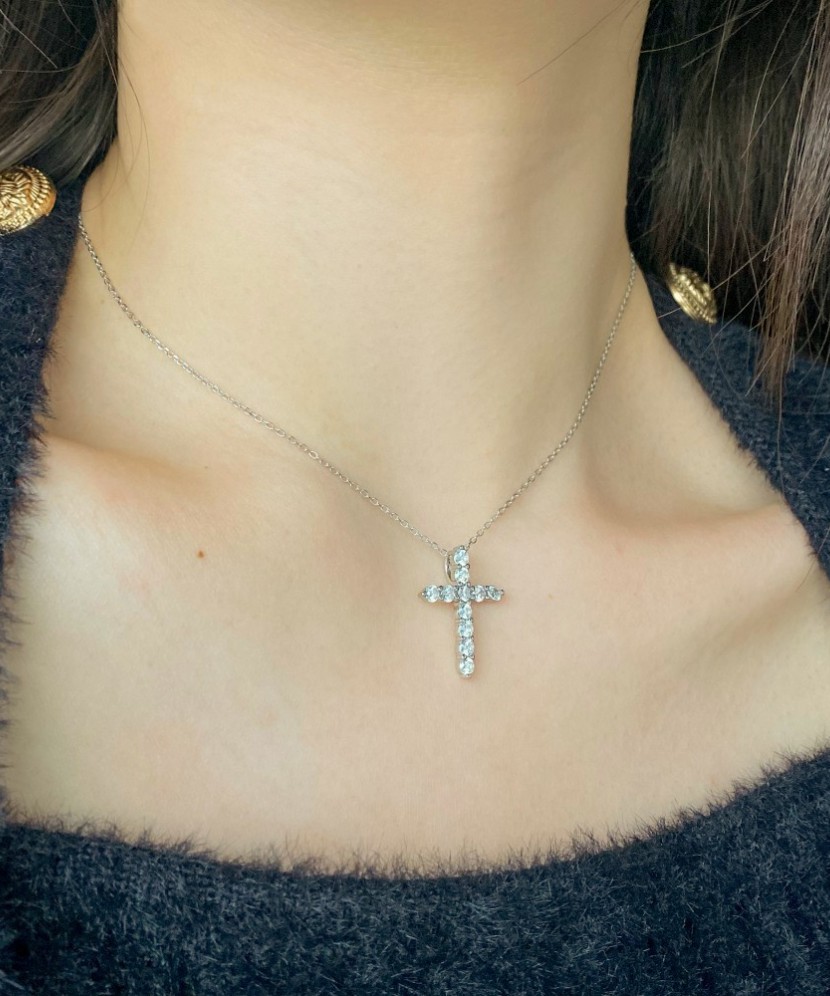 Hopeinen ketju zirkoniriipuksella