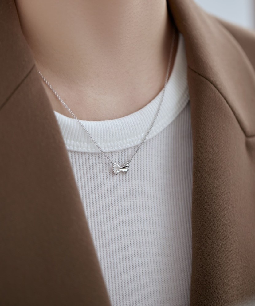 Hopeaketju riipuksella