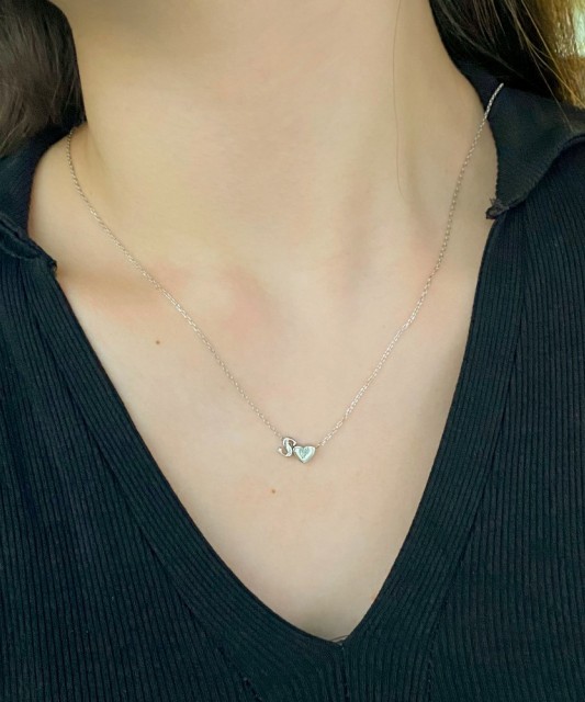 Hopeinen ketju riipuksella kirje S