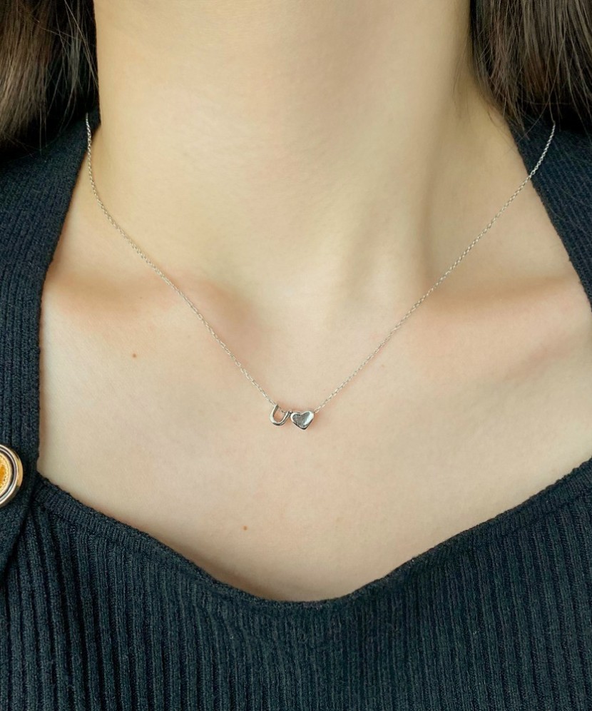 Hopeinen ketju riipuksella kirje U