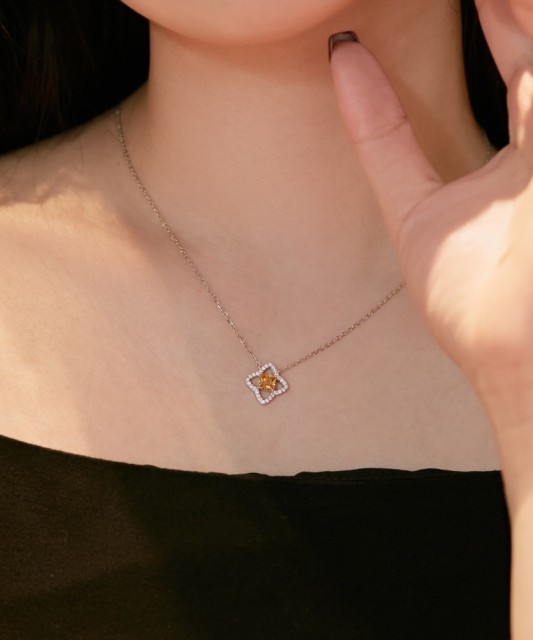 Hopeinen ketju zirkoniriipuksella