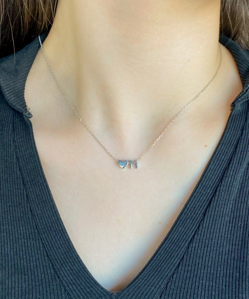 Hopeinen ketju riipuksella kirje N