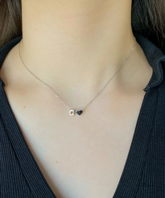 Hopeinen ketju riipuksella kirje G