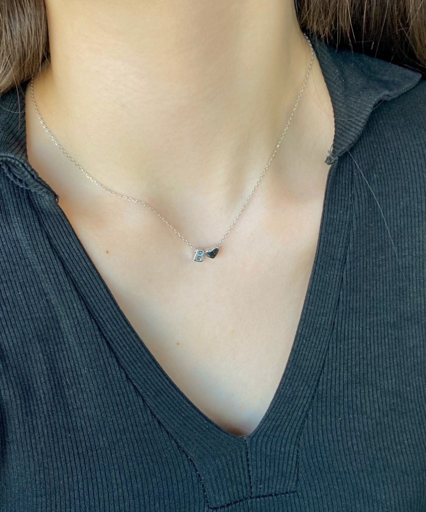 Hopeinen ketju riipuksella kirje B