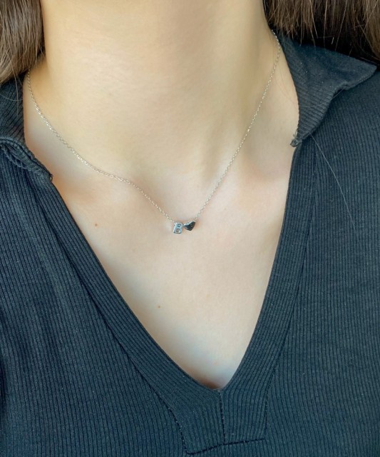 Hopeinen ketju riipuksella kirje B