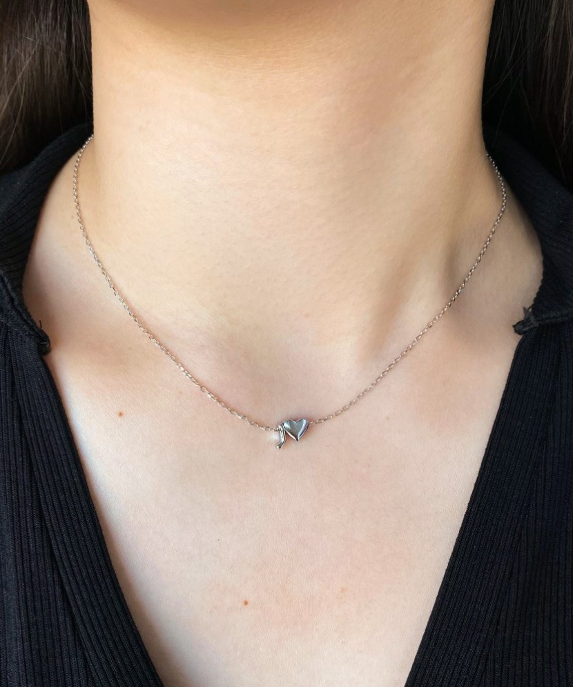 Hopeinen ketju riipuksella kirje J