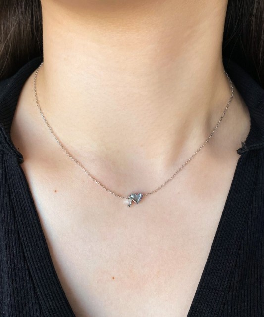 Hopeinen ketju riipuksella kirje J