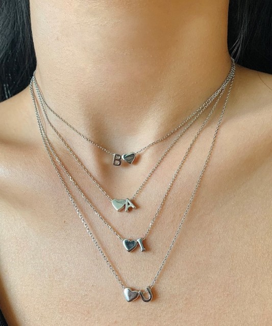 Hopeinen ketju riipuksella kirje J