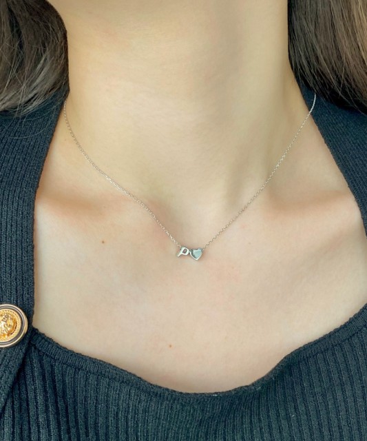 Hopeinen ketju riipuksella kirje P