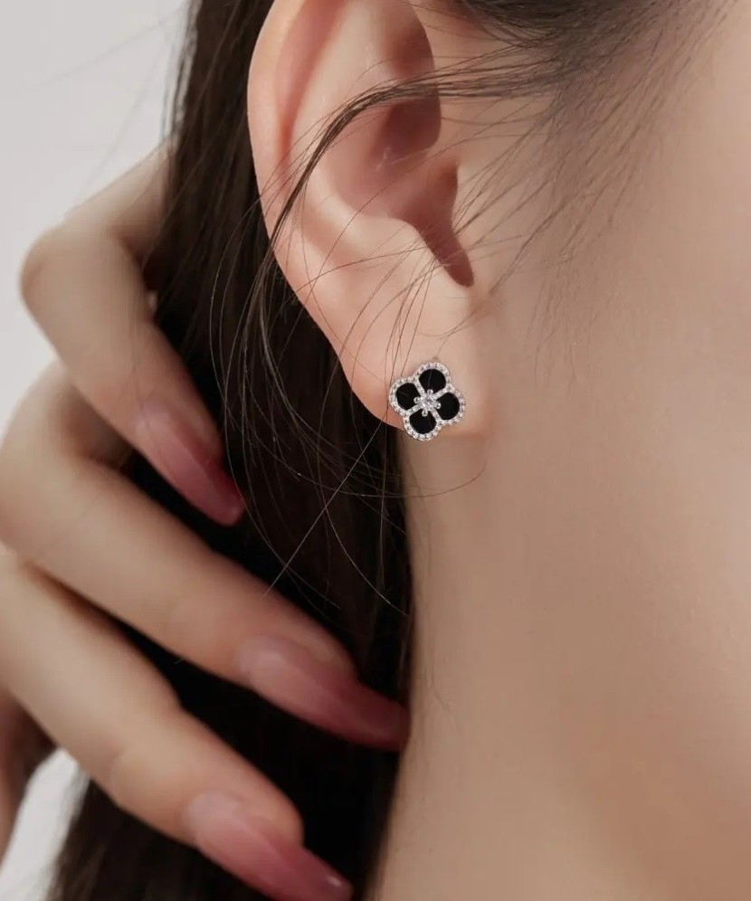 Hopeiset korvakorut zirkoneilla ja emali