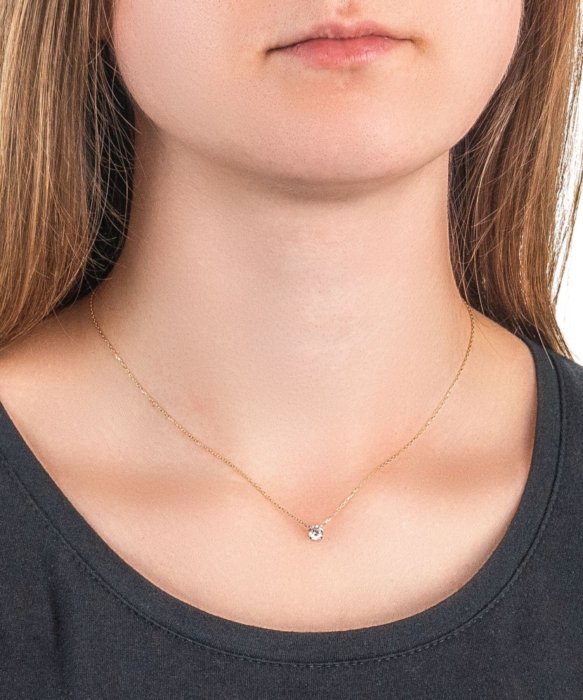 Gold chain with zirconium pendant