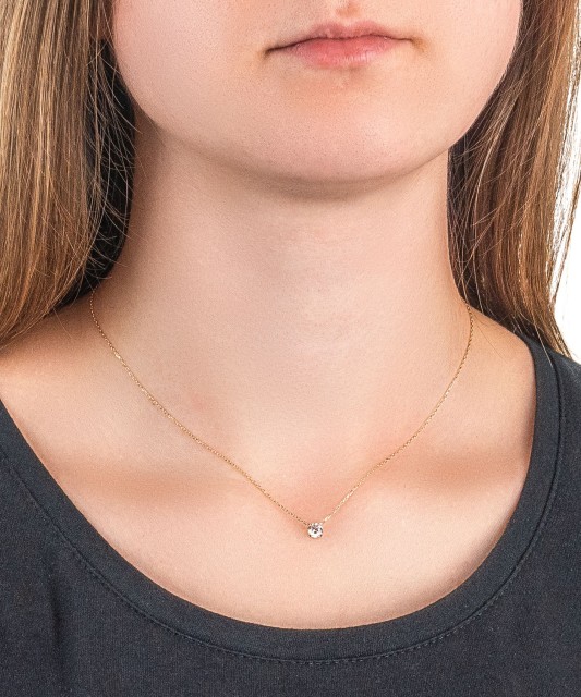Gold chain with zirconium pendant