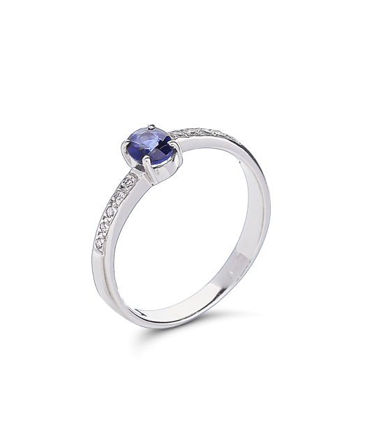 White gold ring with sapphire and diamonds