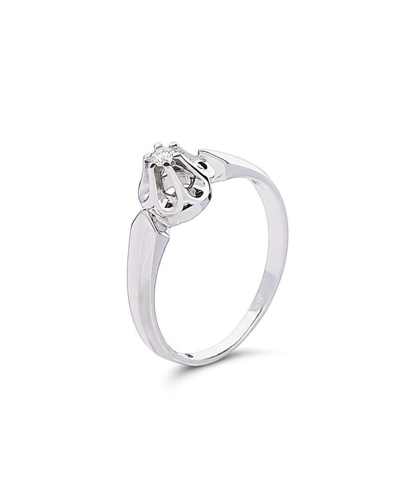White gold ring with diamond