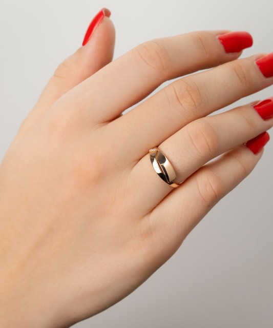 Kultasormus zirkoneilla